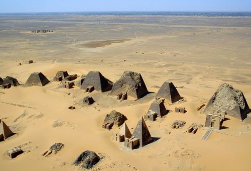 Vista a�rea de las pir�mides nubias de Meroe. Foto por Francis Geius.