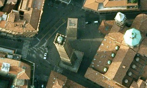 Las dos torres de Bolonia en los mapas de Turismo Google